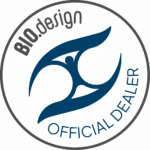 Badge BIO.design Distributeur Officiel. Symbole dynamique bleu et gris sur fond noir, intégrant une silhouette humaine stylisée.